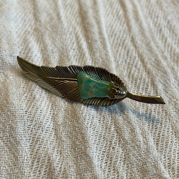 Jewelry - Feather brooch